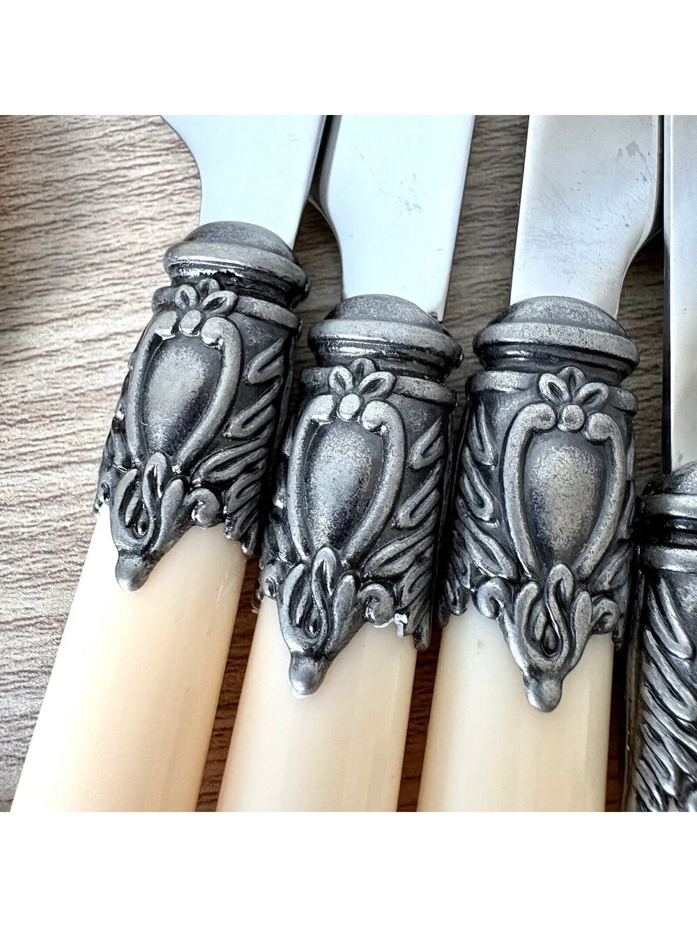 20 Pc Hampton Silversmith San Remo Cream Handle Stainless Flatware Set